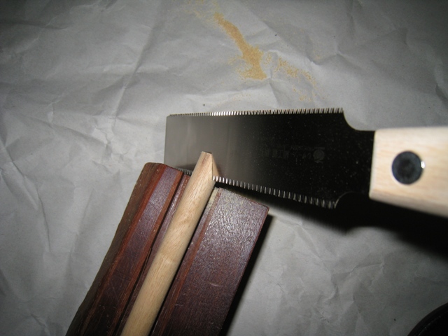 スクレーパーの刃を固定する切込みを入れる