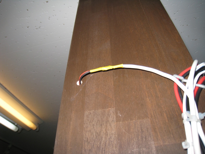 オーディオスピーカー配線やアンテナ線とは別に、柱材に穴開けして接続